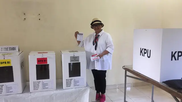 Usai mencoblos, Menlu Retno memasukan surat suara ke kotak yang telah ditentukan (Liputan6.com/Teddy Tri Setio Berty)