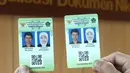 Petugas Kementerian Agama (Kemenag) menunjukan kartu nikah di kantor Kemenag, Jakarta, Rabu (14/11). Kartu nikah akan terhubung melalui aplikasi Sistem Informasi Manajemen Nikah (SIMKAH) yang memuat data pasangan pengantin. (Liputan6.com/Angga Yuniar)