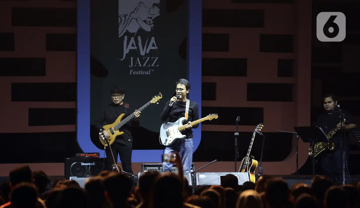 Gitaris Tohpati tampil pada hari kedua BNI Java Jazz Festival 2022 di JIExpo Kemayoran, Jakarta Pusat, Sabtu (28/5/2022). Perhelatan musik BNI Java Jazz Festival 2022 digelar pada 27-29 Mei dengan menampilkan musisi-musisi dari dalam dan luar negeri. (Liputan6.com/Johan Tallo)