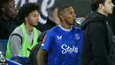 Pemain Everton, Ashley Young (kanan) di samping putranya, Tyler Young bersiap untuk bermain pada laga putaran ketiga Piala FA 2024/2025 melawan Peterborough United di Goodison Park, Liverpool, Inggris, Jumat (10/01/2025) WIB. (AP Photo/PA/Peter Byrne)