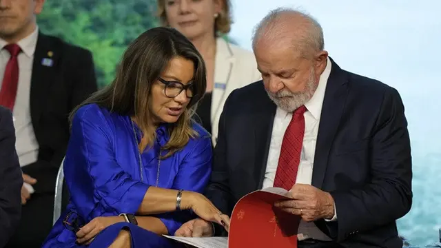 Presiden Brasil Luiz Inacio Lula da Silva dan Ibu Negara Rosangela da Silva pada 16 Maret 2023.