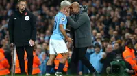 Striker Manchester City, Sergio Aguero saat digantikan pelatih Pep Guardiola saat bertanding melawan MU pada lanjutan Liga Inggrid di stadion Etihad, Manchester (11/11). Aguero tampil beda dengan gaya rambut di cat pirang. (AP Photo/Dave Thompson)