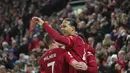Bek Liverpool, Virgil van Dijk merayakan dengan rekan satu timnya setelah mencetak gol ke gawang Leeds United selama pertandingan lanjutan Liga Inggris di stadion Anfield di Liverpool, Inggris, Kamis (24/2/2022). Liverpool menang telak atas Leeds United 6-0.  (AP Photo/Jon Super)
