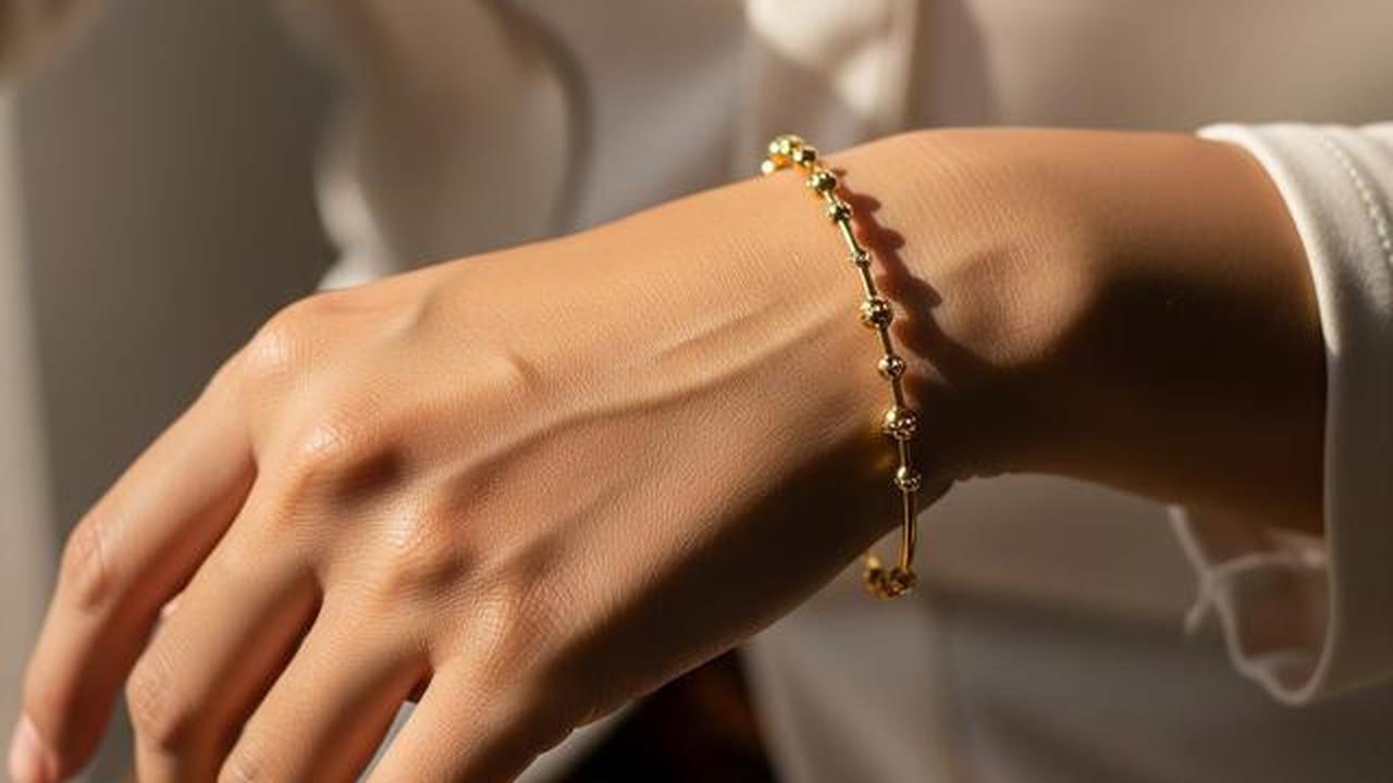 8 Pilihan Gelang Emas Minimalis Tipis tapi Tetap Terlihat Mahal, Tampil Berkelas Setiap Saat