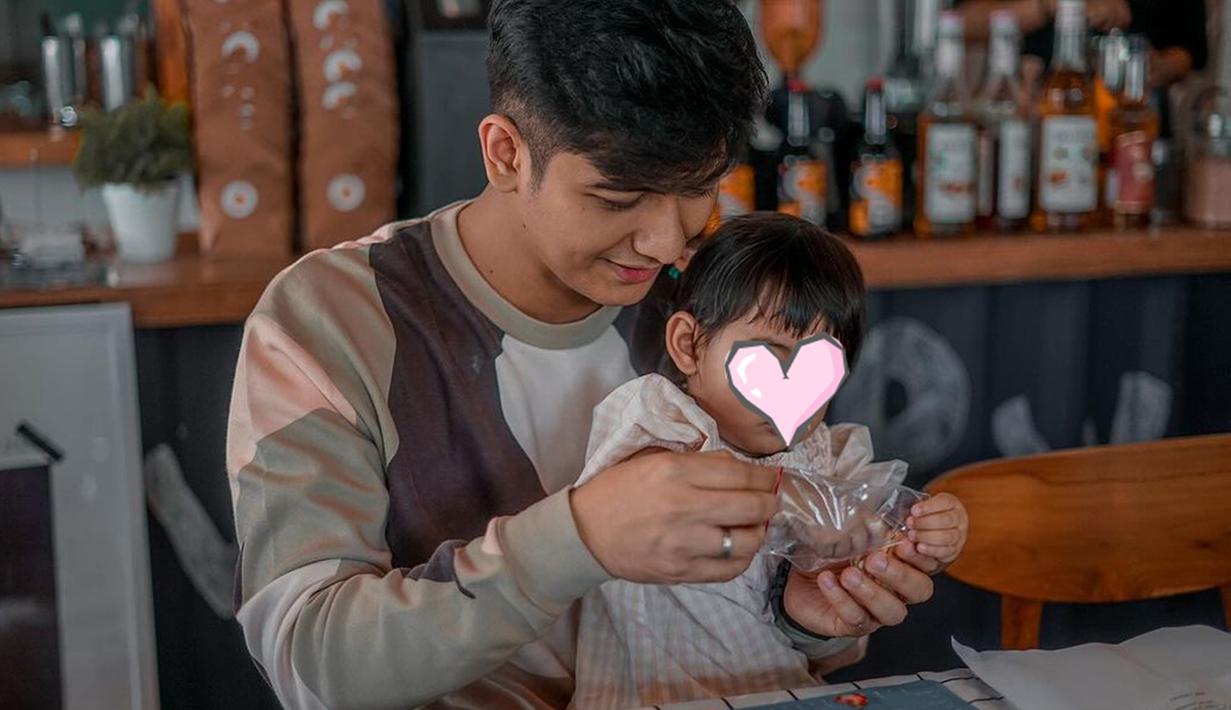 Teuku Ryan sering menemani Moana belajar dan bermain, meski selama ini Moana lebih sering terlihat bareng ibundanya. Pasalnya, saat jalan-jalan ke luar negeri, Ria Ricis kerap unggah foto liburan berdua dengan Moana tanpa mengajak Teuku Ryan. Digugat cerai Ria Ricis, Teuku Ryan unggah quotes tentang kunci dari kehidupan yang tenang adalah memaafkan. (Liputan6.com/IG/@teukuryantr)