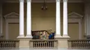 Pekerja memindahkan Kabar Sukacita kepada Perawan Terberkati dari Bohorodchany Iconostasis di Museum Nasional Andrey Sheptytsky untuk persiapan keselamatan jika terjadi serangan di Kota Lviv, Ukraina, 4 Maret 2022. Pintu-pintu museum ditutup sejak perang Rusia di Ukraina. (AP Photo/Bernat Armangue)