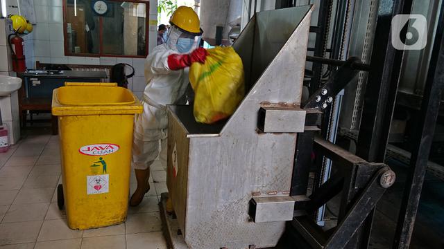 Proses Pembakaran Limbah Medis di RSCM