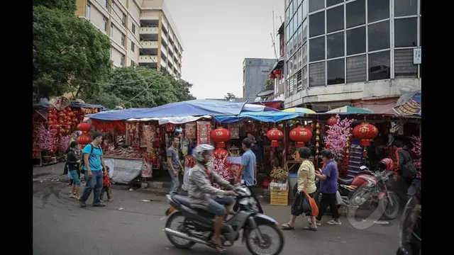 Jelang Tahun Baru Cina, Pedagang Pernak-Pernik Imlek Bermunculan