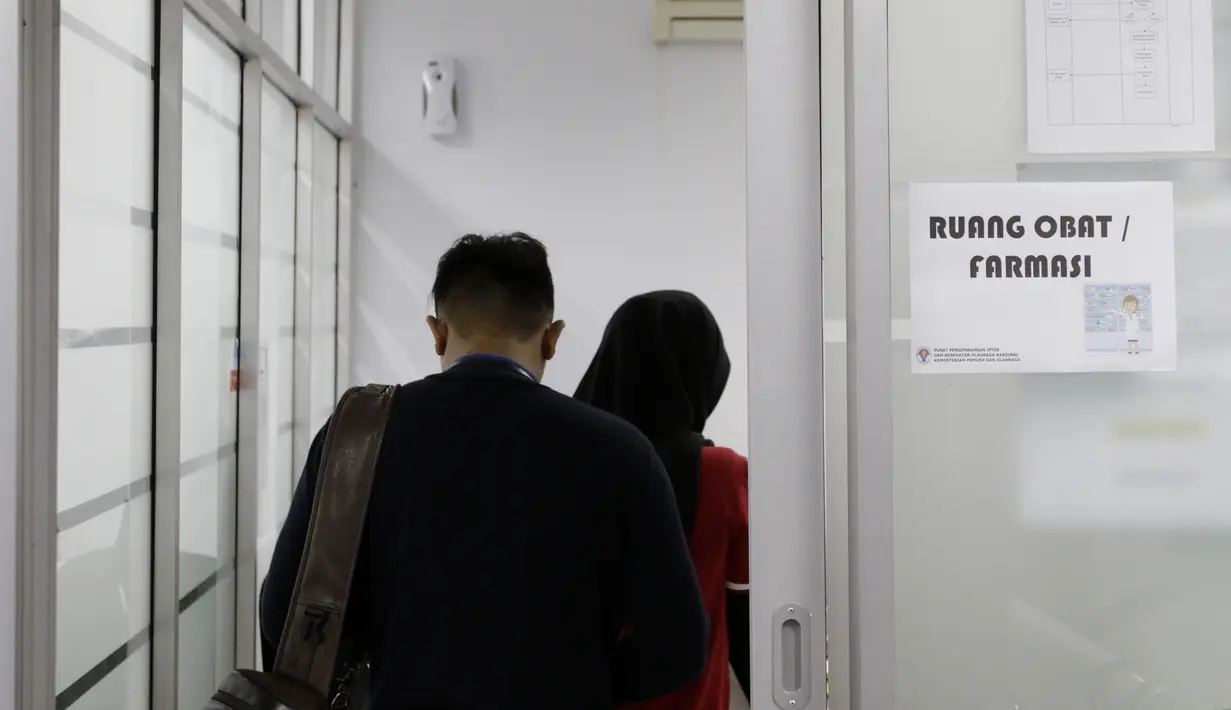 Sejumlah wartawan mengantri untuk disuntik vaksin polio jelang SEA Games 2019 di Kantor Kemenpora, Jakarta, Rabu (13/11). Suntik vaksin tersebut untuk mengantisipasi wabah polio di Filipina. (Bola.com/M Iqbal Ichsan)