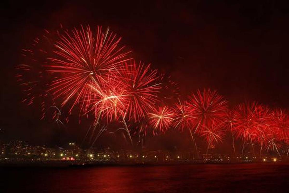 Pesta kembang api malam tahun baru di belahan dunia