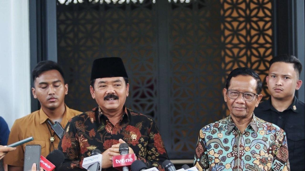 Mantan Menko Polhukam Mahfud MD memuji sosok Menko Polhukam yang baru Hadi Thahjanto. Ketika dulu Hadi menjabat Panglima TNI, Mahfud merasa segala urusan lancar dikoordinasikan.&nbsp;<br>