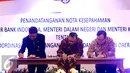 Penandatanganan nota kesepahaman tentang koordinasi pengembangan ekonomi dan keuangan daerah antara Mendagri, Gubernur BI dan Menkeu di Jakarta, Jumat (21/4). (Liputan6.com/Angga Yuniar)
