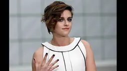 Mata yang tajam menjadi salah satu ciri khas Kristen Stewart saat berpose di acara fashion show Chanel di Paris Fasion Week, Prancis, Selasa (27/1/2015). (AFP PHOTO/Francois GUILLOT)