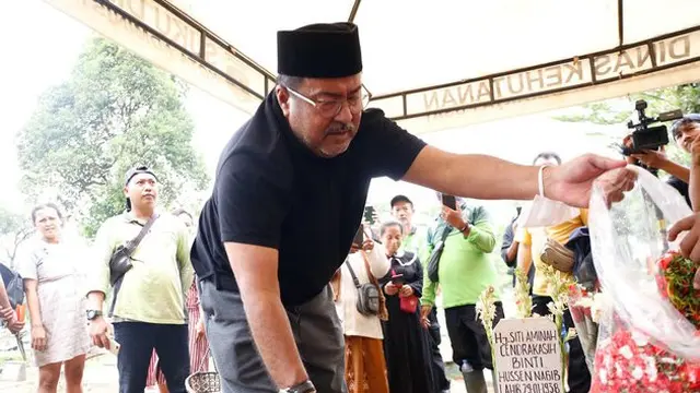 Rano Karno Ziarah Makam Mak Nyak
