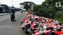 Tumpukan sampah menumpuk didekat Pasar Induk Cikema, Jalan Raya Bogor, Kabupaten Bogor, Senin (1/6/2020). Minimnya lokasi penampungan sampah semenatara dan kesadaran warga untuk membuang sampah pada tempatnya menjadikan area ini kerap dipenuhi timbunan sampah. (Liputan6.com/Helmi Fihtriansyah)