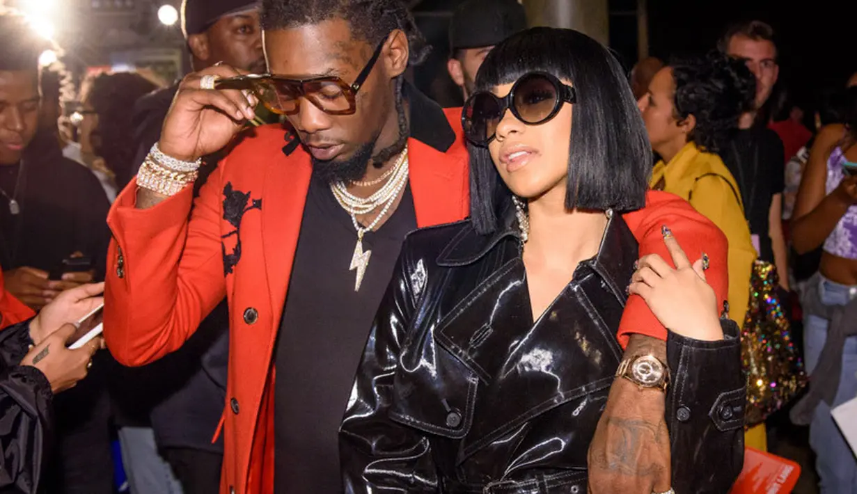 Offset berselingkuh dari Cardi B pada 2017 lalu. Hal itu terbukti dari tersebarnya video Offset dengan wanita lain di hotel. (ZACH HILTY/BFA/REX/SHUTTERSTOCK)
