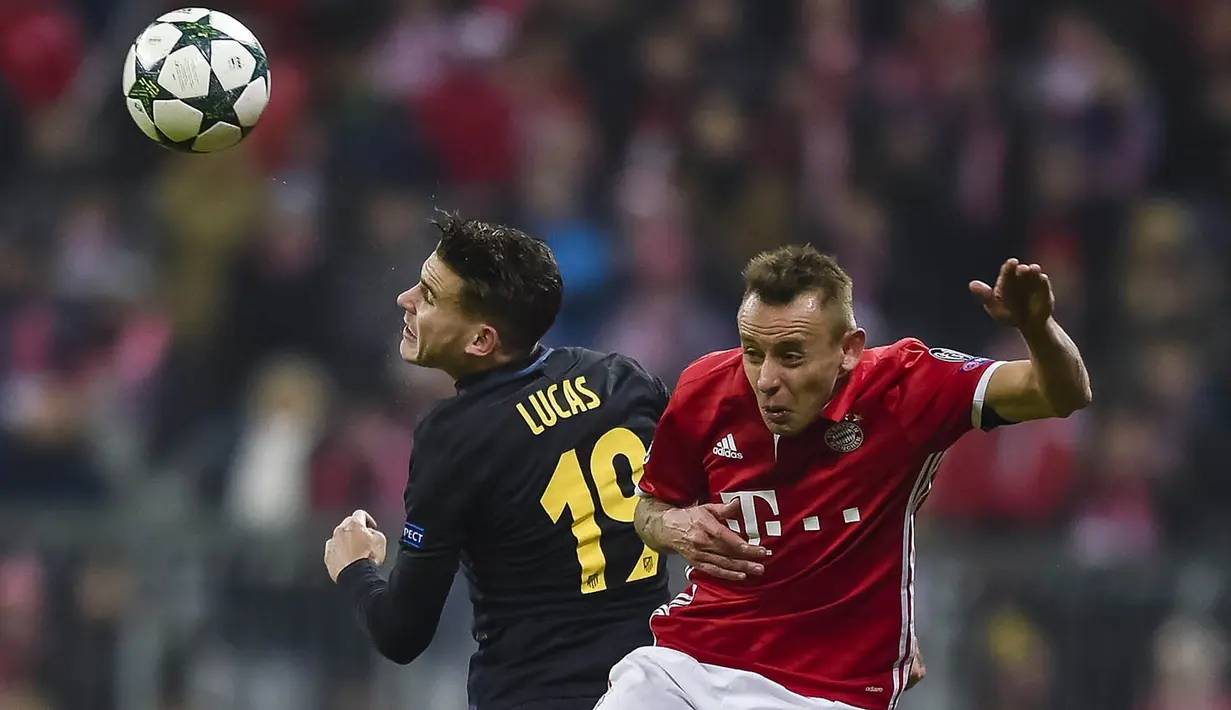 Bek Bayern Munchen, Rafinha, duel udara dengan bek Atletico Madrid, Lucas Hernndez. Munchen lolos ke babak 16 besar dengan predikat runner-up Grup D. (AFP/Guenter Schiffmann)