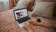 Laptop yang Sering Dipakai di Atas Kasur Bisa Cepat Rusak? Ketahui Bahaya dan Tips Penggunaan Aman