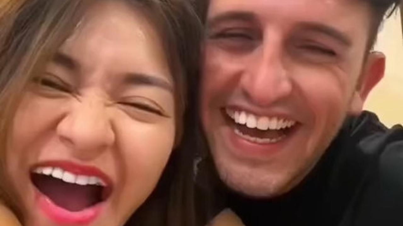 Video pacaran ini ramai diperbincangkan netizen, banyak yang tak setuju, menganggap Nathalie pantasnya tak seperti ABG.