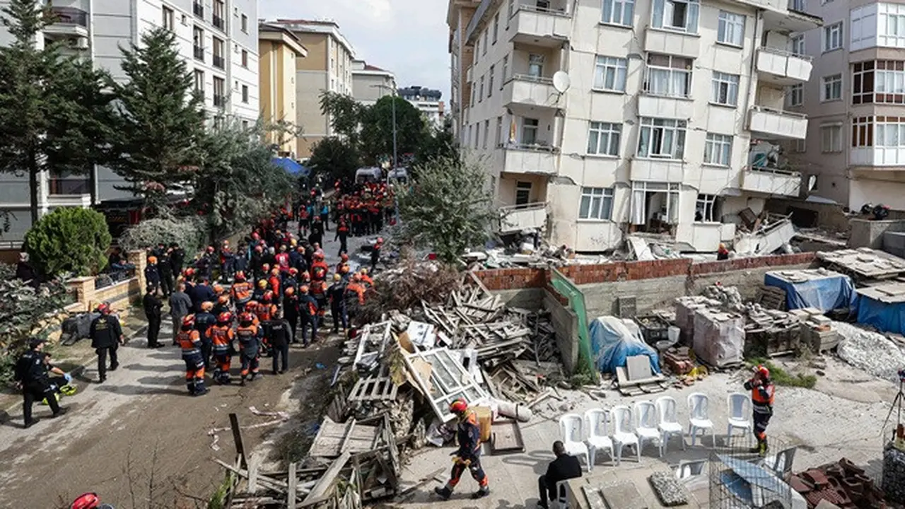Petugas pemadam kebakaran dan tim penyelamat bekerja di lokasi gedung tujuh lantai yang sebagian runtuh di Istanbul, Turki, Kamis (8/10/2026).