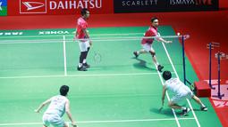 Mohammad Ahsan/Hendra Setiawan yang kini berperingkat 11 BWF mampu memenangi babak 32 besar Indonesia Masters 2023 dengan melakukan comeback dan balik memukul ganda kuat Jepang, Akira Koga/Taichi Saito dengan rubber game 17-21, 21-19 dan 21-10. (Bola.com/M Iqbal Ichsan)