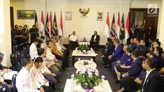 Suasana pertemuan KPU dengan Partai Nasdem di Kantor DPP Partai Nasdem, Jakarta, Minggu (28/1). Verifikasi faktual wajib dilakukan kepada partai lama (partai hasil Pemilu 2014) sebagai syarat untuk mengikuti pemilu 2019. (Liputan6.com/Angga Yunar)