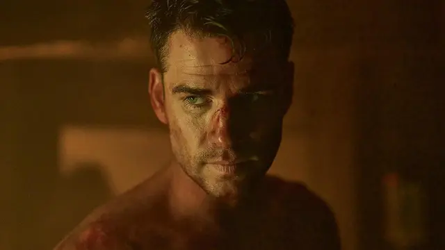 Liam Hemsworth sebagai JJ Kinney dalam film Land of Bad. (Foto: Dok. The Avenue)