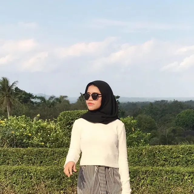 7 Potret Rosa Juwita, Adik Bungsu Olga Syahputra yang Tampil Berhijab