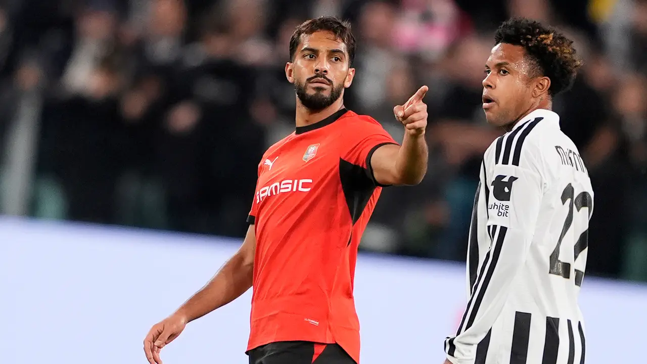Pemain Rennes Musa Al-Taamari (kiri) merayakan gol di samping pemain Juventus Weston McKennie