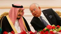 Raja Arab Saudi, Salman bin Abdulaziz bersama Perdana Menteri Malaysia Najib Razak (AP Photo / Vincent Thian)