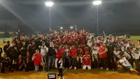 Kontingen Jakarta, Jawa Barat, dan Banten berfoto bersama setelah bersaing di turnamen Pra-PON Baseball 2023 di Lapangan Baseball Gelora Bung Karno, Jakarta, Minggu (6/8/2023). (Bola.com/PB Perbasasi)