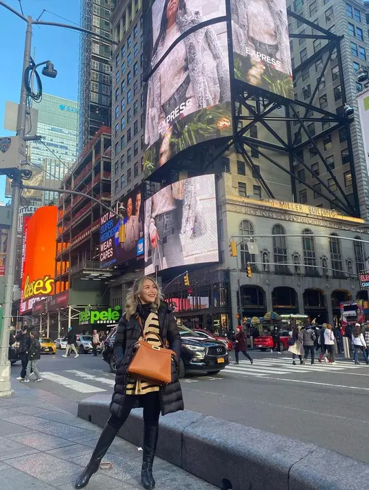 Tasnya pun tak luput menjadi sorotan. Diketahui tasnya merupakan koleksi Fendi Iconic Peekaboo ISeeU bag yang memiliki harga 50 jutaan rupiah. (Instagram/ayutingting92).