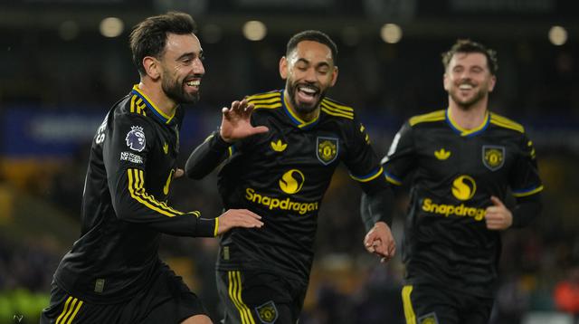 Pemain Manchester United Bruno Fernandes merayakan golnya dalam laga Premier League melawan Wolverhampton Wanderers di Molineux Stadium, Inggris, Selasa, 9 Desember 2025. (Foto AP/Dave Shopland)