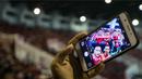 Suporter Timnas Indonesia selfie saat menonton laga semifinal Piala AFF 2016 melawan Vietnam di Stadion Pakansari, Jawa Barat, Sabtu (3/12/2016). (Bola.com/Vitalis Yogi Trisna)