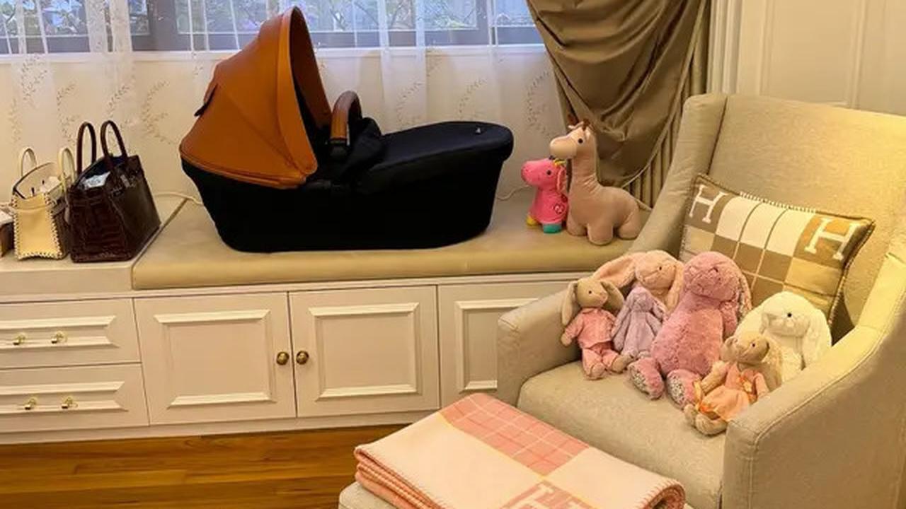 7 Potret Syahrini Ajak Baby R Jalan-Jalan di Singapura, Wajahnya Masih Dirahasiakan