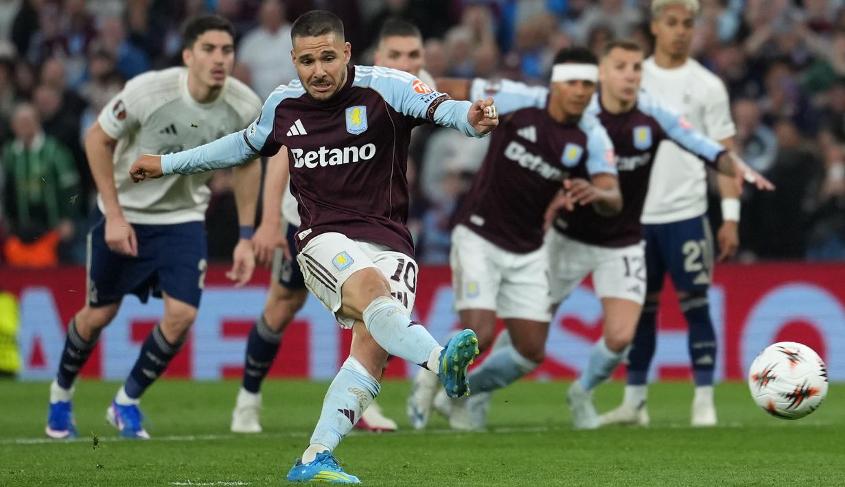Aston Villa berhasil membalikkan keadaan pada babak kedua. Mereka sukses mencetak tiga gol melalui Emiliano Buendia (P) (58') dan John McGinn (77', 80'). (AP Photo/Dave Shopland)