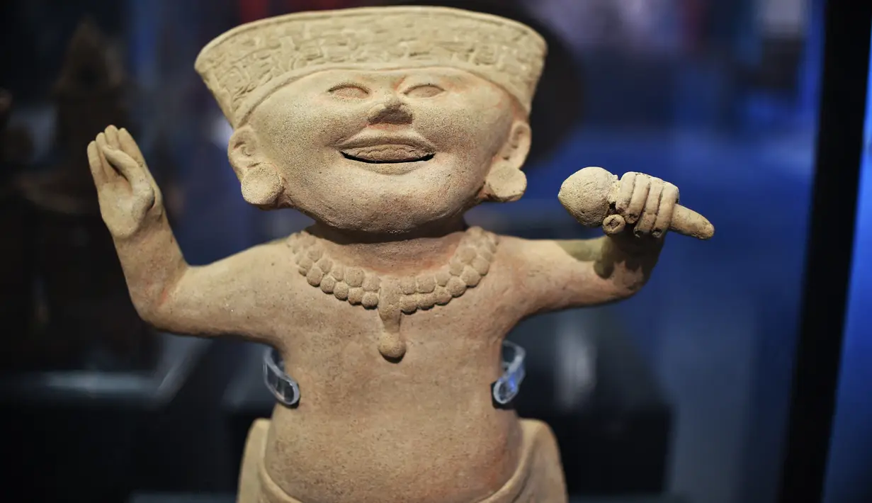 Veracruz terakota "Wajah Tersenyum" yang berasal dari 100 hingga 1000 DC dipamerkan di Pusat Kebudayaan Universitas Tlatelololco di Mexico City (8/12/2021). (AFP/Rodrigo Arangua)