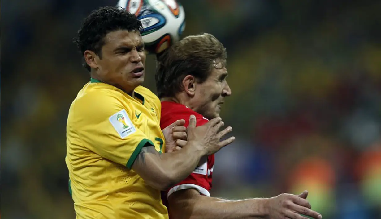 Thiago Silva (kiri) memimpin laga perdana Brasil melawan Kroasia di Piala Dunia 2014 yang berlangsung di Corinthians Arena, Sao Paolo, (13/6/2013). (AFP PHOTO/Adrian Dennis)