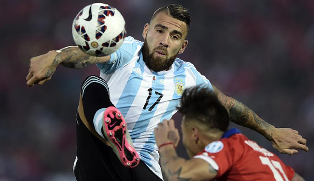 Nicolas Otamendi berebut bola dengan pemain Chile, Eduardo Vargas pada laga Copa America di Stadion Santiago, Chile, Sabtu (4/7/2015). Pemain berusia 27 tahun itu merupakan salah satu andalan tim Tango untuk posisi bek tengah. (AFP Photo/Juan Mabromata)