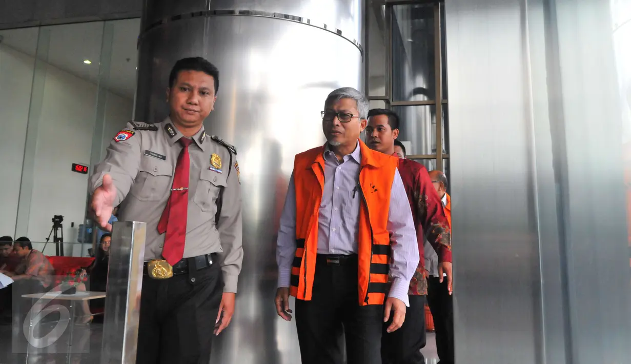 Direktur Keuangan PT PAL Indonesia Firmansyah Arifin saat tiba di gedung KPK, Jakarta, Jumat (7/4). KPK melakukan pemeriksaan perdana kepada keempat tersangka kasus dugaan suap PT PAL Indonesia. (Liputan6.com/Helmi Afandi)