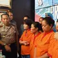 Empat pelaku penjualan bayi berusia 4 hari ditangkap anggota Polrestabes Palembang (Liputan6.com / Nefri Inge)