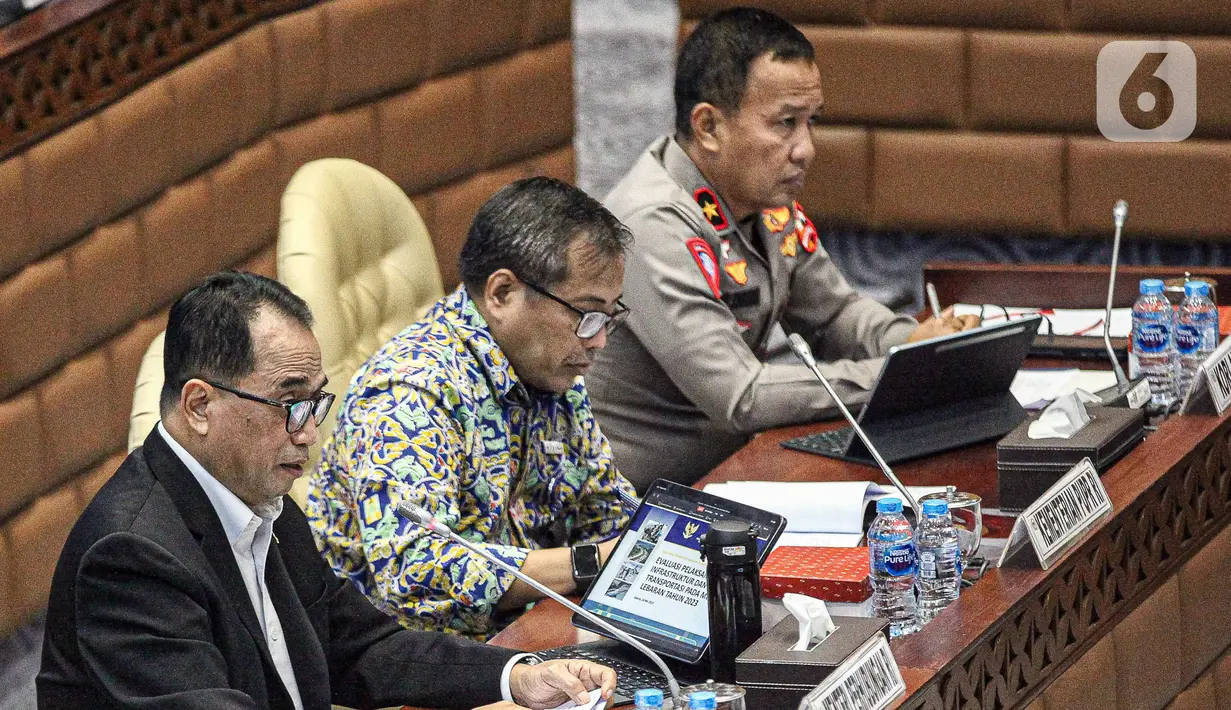 Berdasarkan slide presentasi yang ditampilkan saat raker tersebut, Kemenhub mencatat jumlah penumpang angkutan umum selama periode mudik Lebaran 2023 berjumlah 17,33 juta penumpang atau naik 15,28 persen dibandingkan tahun 2022 sebanyak 15,03 juta penumpang. (Liputan6.com/Faizal Fanani)