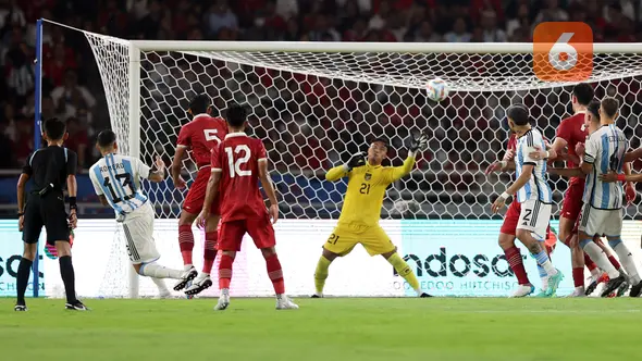<p>Pemain&nbsp;Timnas Argentina,&nbsp;Christian Romero (kiri) berhasil menjebol gawang Timnas Indonesia dalam pertandingan FIFA Matchday 2023 di Stadion Utama Gelora Bung Karno, Jakarta, Senin (19/6/2023). (Bola.com/Bagaskara Lazuardi)</p>