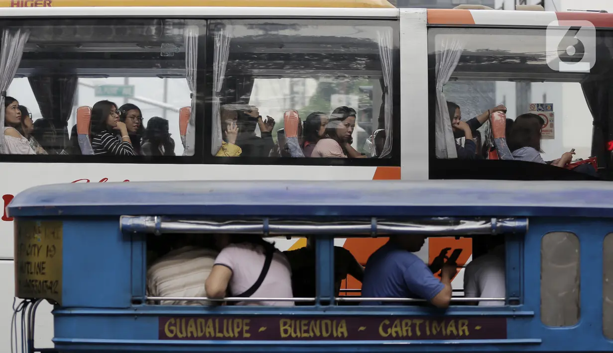 Sejumlah penumpang saat menggunakan mobil Jeepney di Manila, Filipina, Jumat (22/11/2019). Jeepney merupakan transportasi umum paling populer dan sudah menjadi ikon di Filipina. (Bola.com/M Iqbal Ichsan)