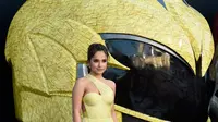 Pemeran Ranger kuning Becky G berpose saat menghadiri premier Power Rangers di Los Angeles, California, Rabu (22/3). Bergaun kuning Becky G tampil cantik dan seksi yang jadi pusat perhatian fotografer. (Photo by Chris Pizzello/Invision/AP)