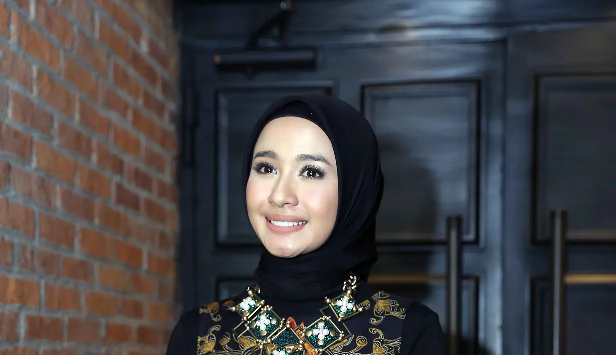 Hasil jepretannya foto selfie dengan pak Menteri itu langsung di unggah ke akun Instagramnya. Tidak lupa ia mengucapkan selamat hari pendidikan untuk seluruh generasi muda. (Nurwahyunan/Bintang.com)