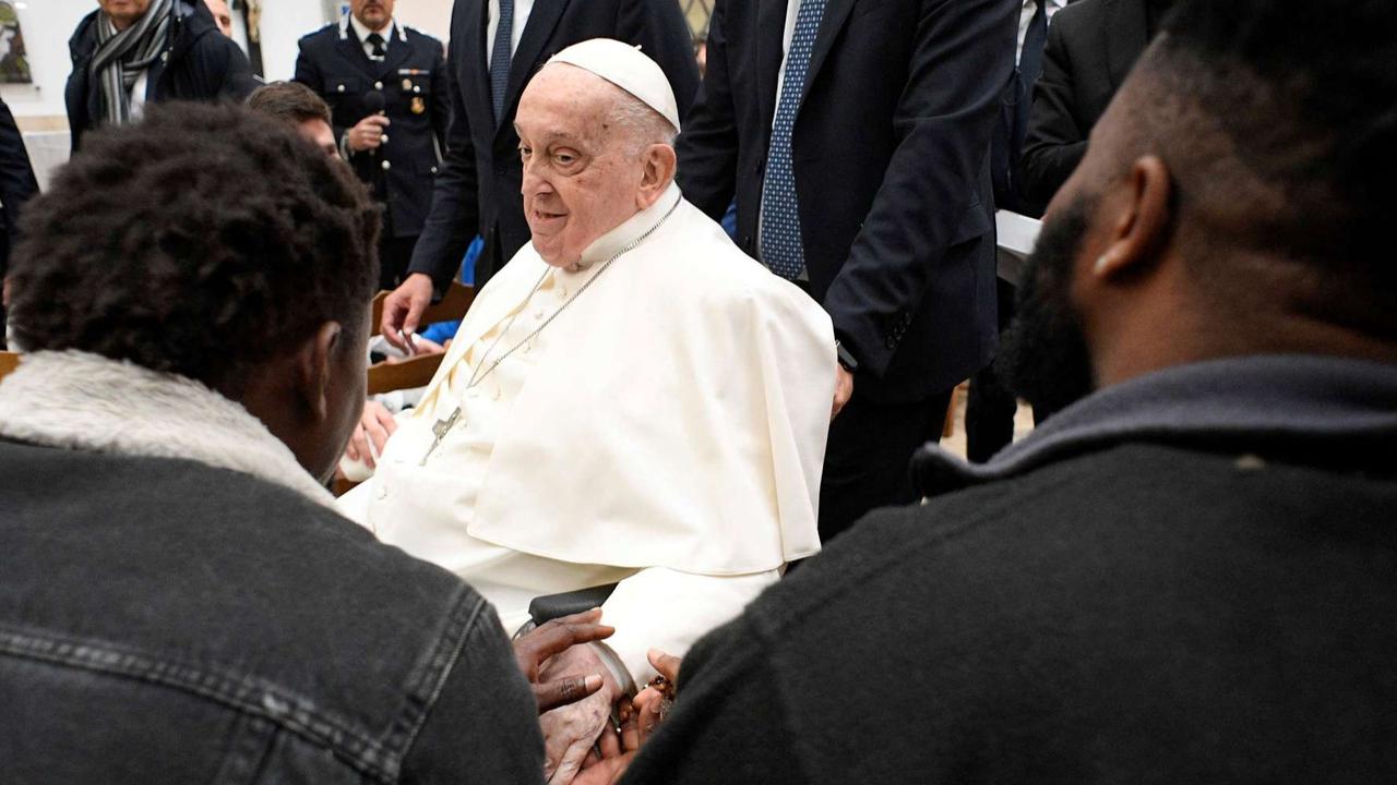 FOTO: Momen Paus Fransiskus Temui Puluhan Narapidana saat Peringati Kamis Putih di Roma, Disambut Seruan 'Doakan Palestina