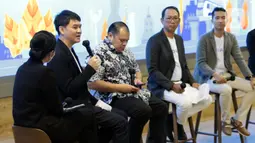 CEO & Co-Founder DANA Indonesia, Vince Iswara (kedua kiri) memberikan keterangan terkait rencana kolaborasi bersama Sinar Mas dan Lazada Group dalam diskusi Semangat Kolaborasi: Akselerasi Ekonomi Digital Indonesia di Jakarta, Kamis (25/8/2022). DANA bersama Sinar Mas dan Lazada Group mengumumkan rencana kolaborasi demi akselerasi ekonomi digital Indonesia. (Liputan6.com/Helmi Fithriansyah)