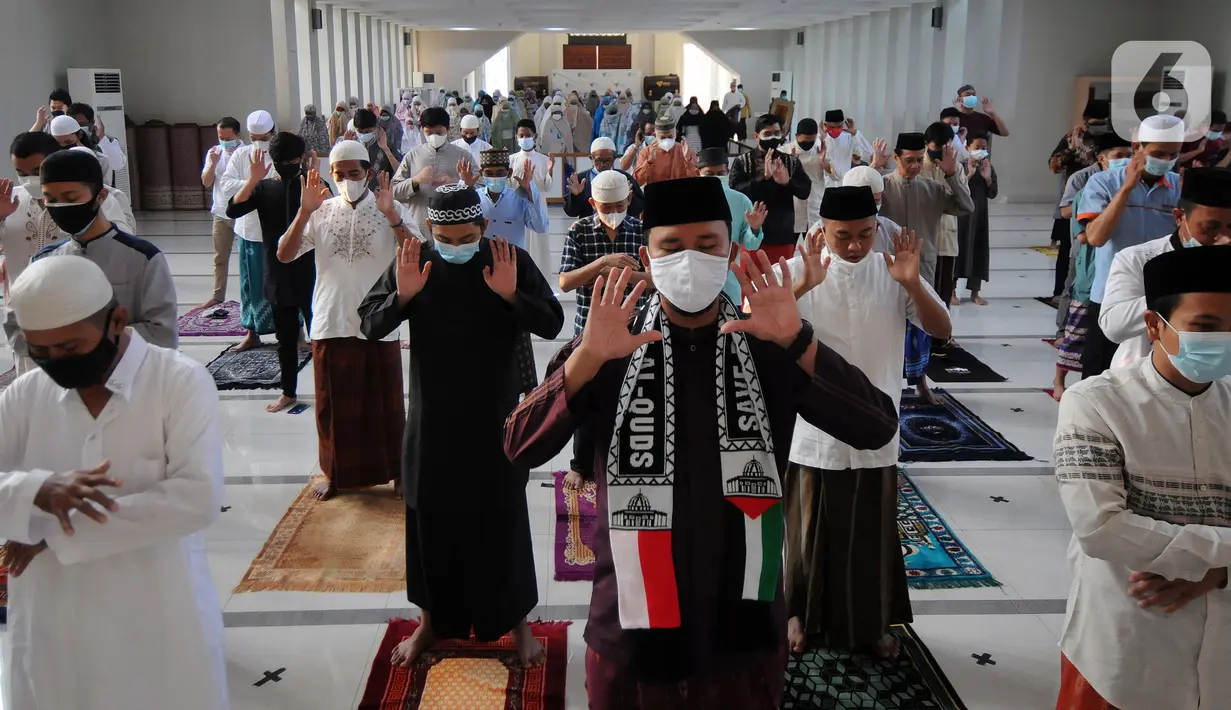 Umat muslim melaksanakan salat Idul Adha 1442 H di Masjid Al-Madina Zona Madina, Parung, Bogor, Jawa Barat, Selasa (20/7/2021). Pelaksanaan salat Idul Adha dilakukan dengan menerapkan protokol kesehatan. (merdeka.com/Arie Basuki)