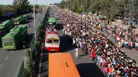 Buruh migran India menunggu bus untuk mengangkut mereka menuju kampung halaman setelah pemberlakukan lockdown di New Delhi, Sabtu (28/3/2020). Arus eksodus massal ini terjadi beberapa jam setelah otoritas setempat mengumumkan menyediakan ratusan bus bagi yang ingin meninggalkan Delhi. (AP Photo)